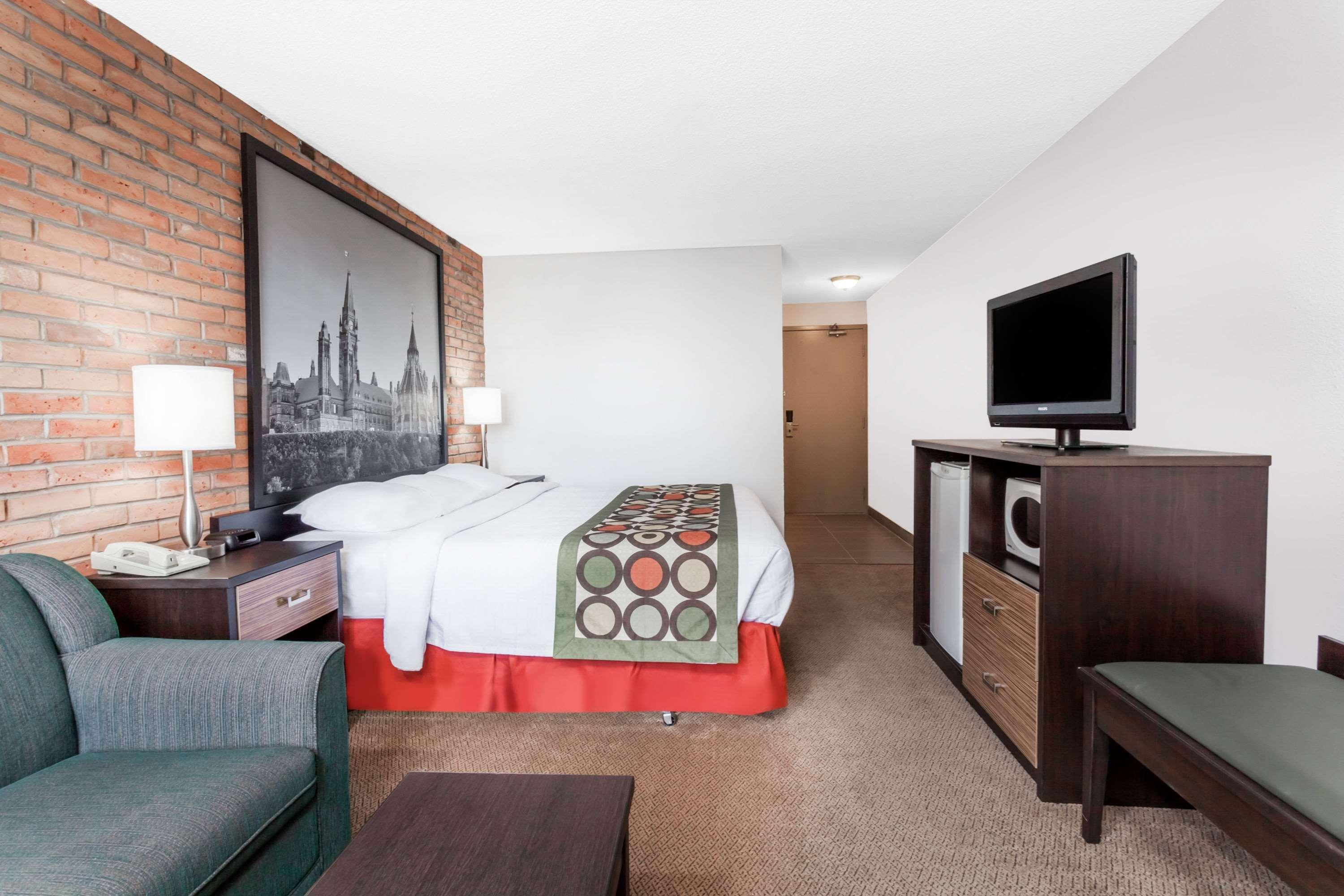 Super 8 By Wyndham Sudbury On Hotell Exteriör bild