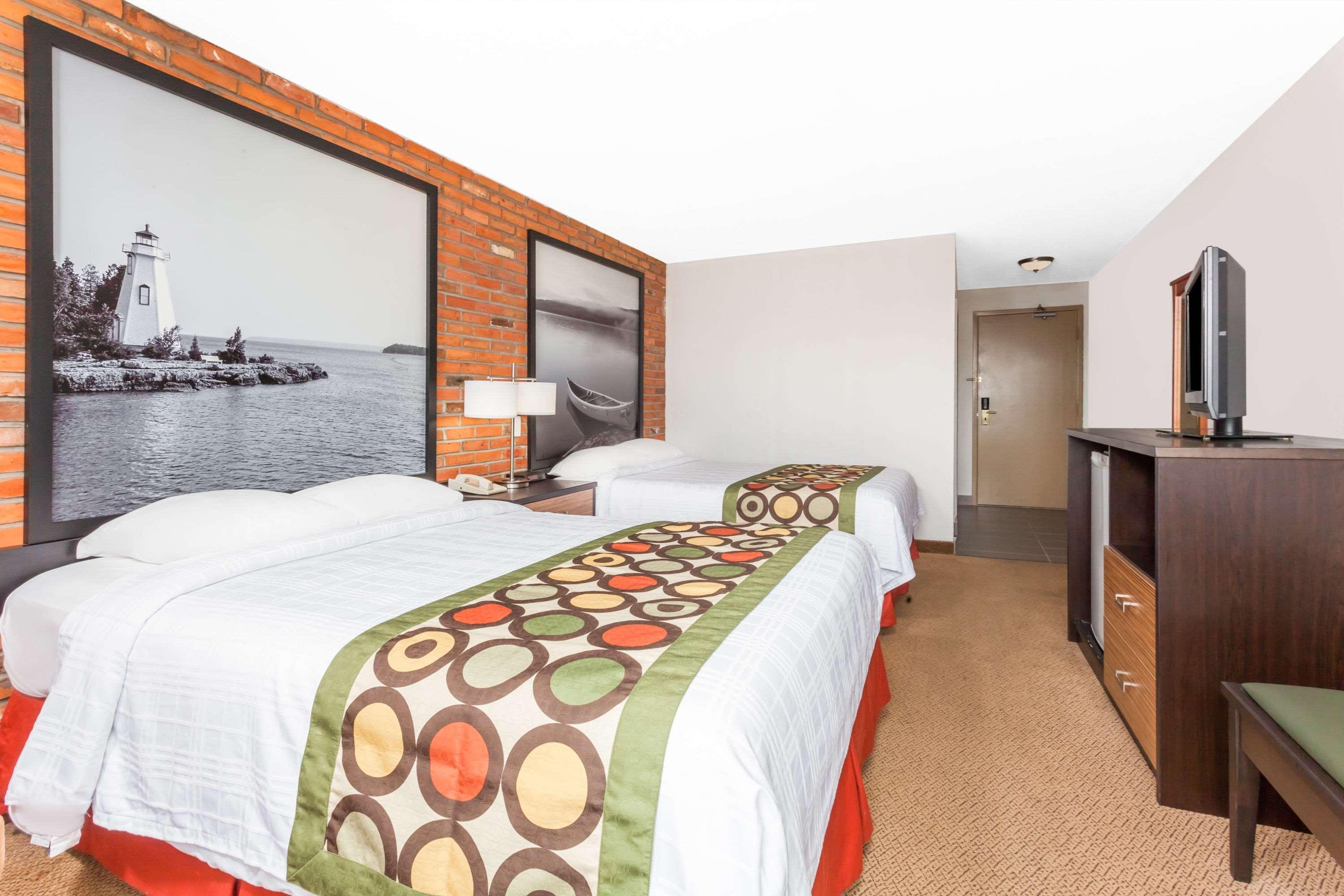 Super 8 By Wyndham Sudbury On Hotell Exteriör bild