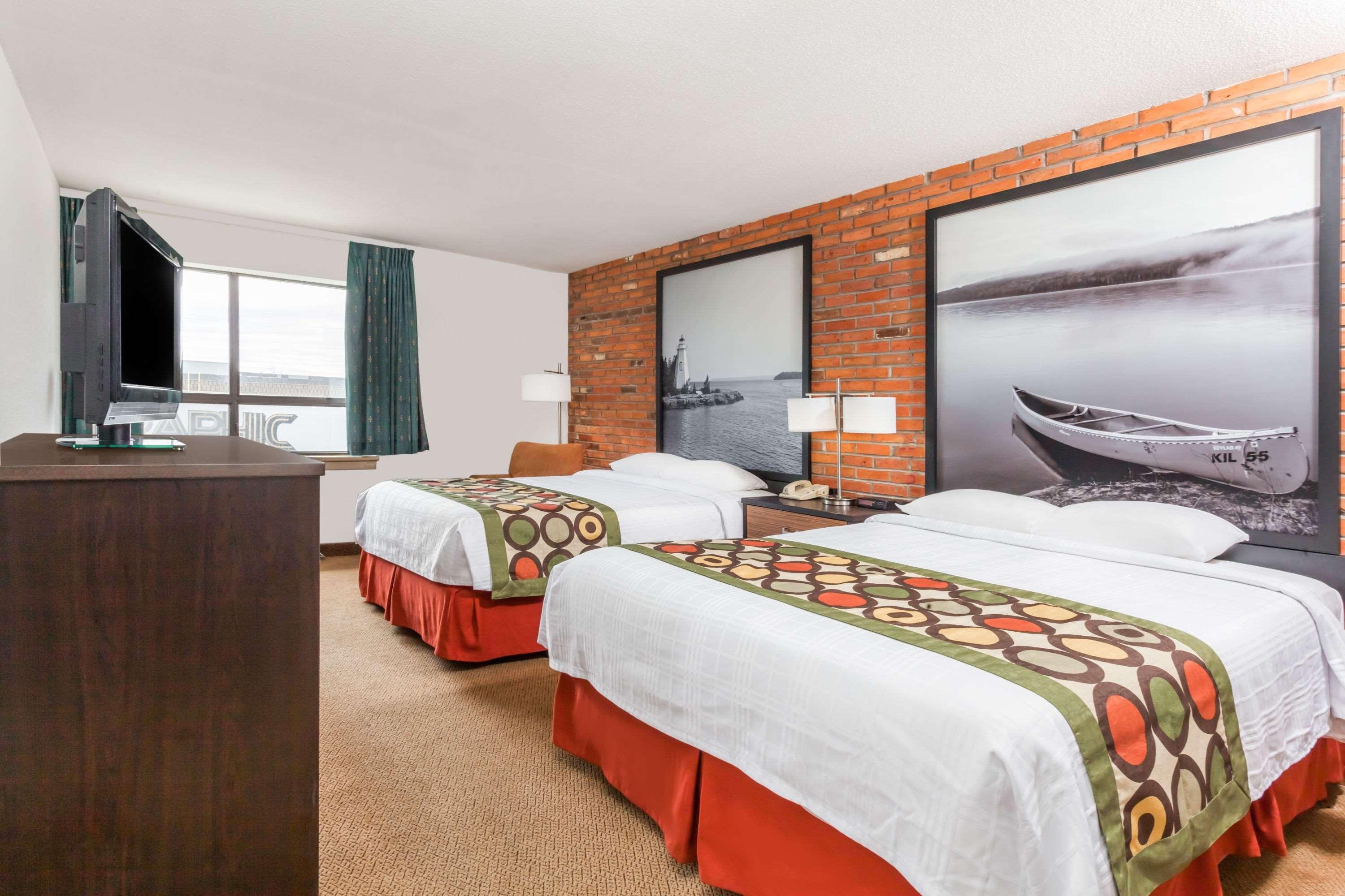 Super 8 By Wyndham Sudbury On Hotell Exteriör bild