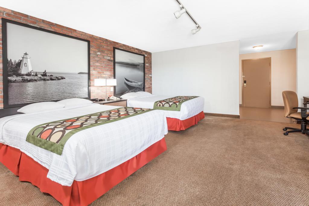 Super 8 By Wyndham Sudbury On Hotell Exteriör bild